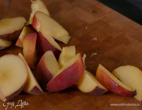 Персики, удалив косточки, нарезать небольшими дольками.
