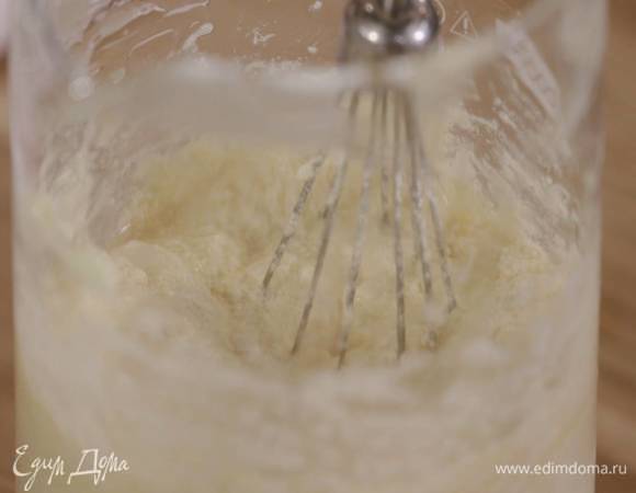 Приготовить тесто: предварительно размягченное сливочное масло с оставшимся сахаром взбить блендером с насадкой-венчиком, чтобы масса слегка посветлела, затем по одному ввести яйца, каждый раз тщательно взбивая.