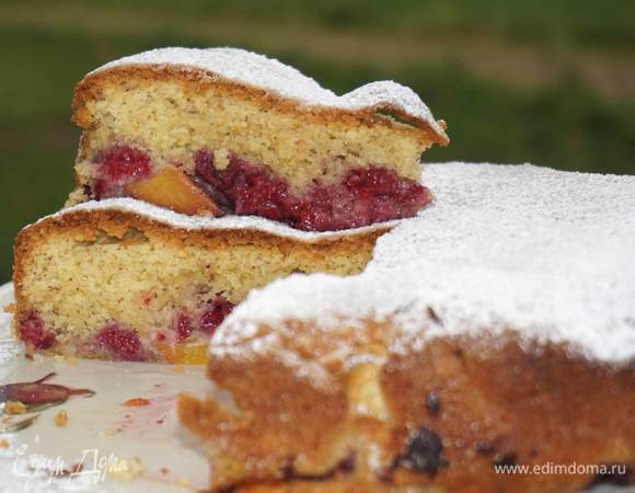 Выпекать пирог в разогретой духовке 45‒50 минут, затем вынуть из формы и посыпать сахарной пудрой.