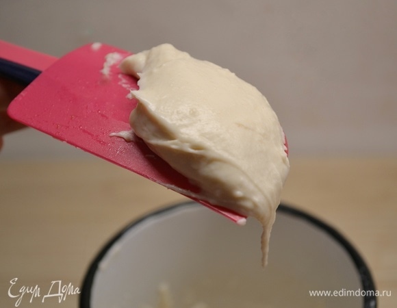 Несколько ломтиков копченого сала обжарить на сухой сковороде. Шкварки убрать, а на сковороду с вытопившимся салом добавить муку. Перемешать и обжарить буквально минуту. Добавить горячее молоко и тщательно перемешать. Должна получиться консистенция мягкого теста. Если молока оказалось мало, можно добавить еще.