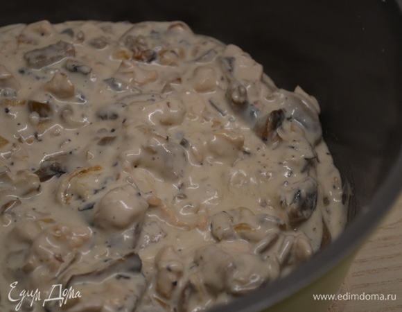 Из мачанки убрать лавровый лист, добавить сметану, перемешать и добавить мучную основу. Тщательно перемешать, при необходимости досолить и добавить немного молока, если получается очень густо.