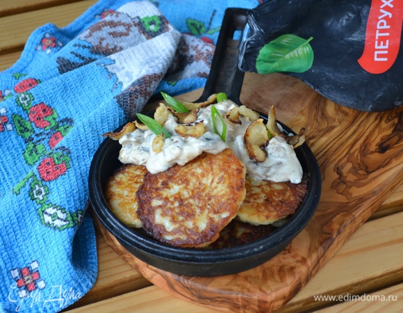 Подавать драники с мачанкой, украсив блюдо шкварками и зеленью. Приятного аппетита!