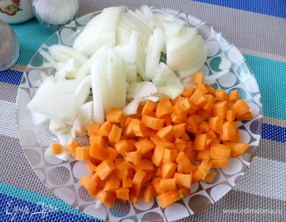 Нарезать лук четвертькольцами. Морковь нарезать на мелкие кубики.