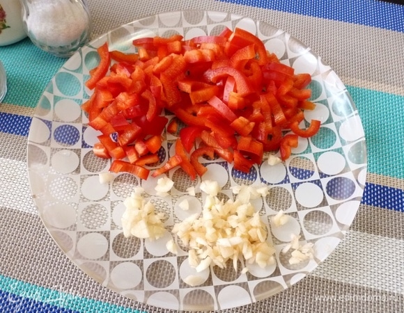 Сладкий перец нарезать соломкой, чеснок измельчить.