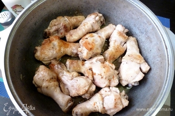 На разогретой сковороде обжарить куриные голени до золотистой корочки.