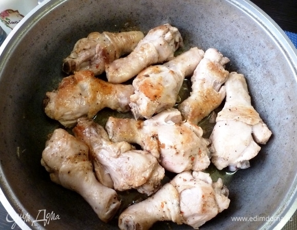 На разогретой сковороде обжарить куриные голени до золотистой корочки.