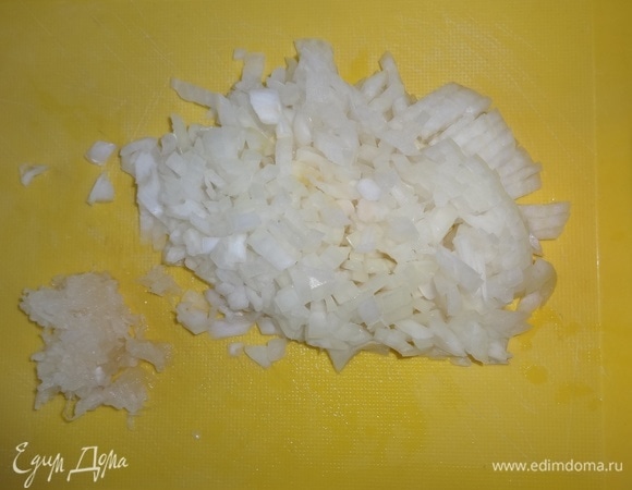 Лук, чеснок почистить. Лук мелко нарезать, чеснок пропустить через пресс.