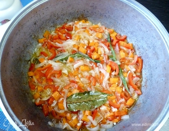 Вытащить кусочки курицы на тарелку. В этой же сковороде обжарить лук и морковь до мягкого состояния и легкой золотистости. Затем добавить сладкий перец, чили и чеснок, готовить еще 3 минуты. Влить вино, положить лавровый лист, розмарин, посолить и поперчить. Готовить, пока соус не выпарится примерно в 2 раза.