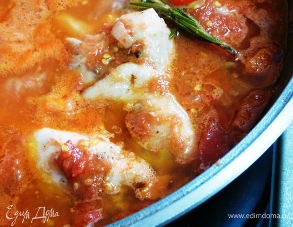 Когда соус немного уварится, вернуть куриные ножки в сковороду, сверху влить сок из помидоров. Довести до кипения. Кусочки курицы должны быть покрыты соусом. Если томатного сока маловато, то можно добавить куриный бульон или воду.