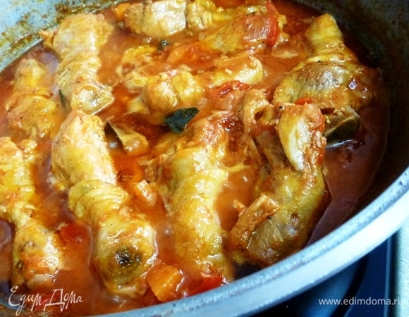 Убавить огонь до минимума и оставить курицу томиться под крышкой минут 40. Мясо должно с легкостью отходить от костей. За 10 минут до готовности открыть крышку, включить огонь посильнее,чтобы соус слегка загустел. Попробовать на вкус и добавить соль, сахар, если это необходимо. Обычно сахар добавляется всегда, так как из-за помидоров соус кисловат. Но это, конечно, на любителя. Петрушку нарезать и посыпать ею курицу, перемешать и выключить огонь.