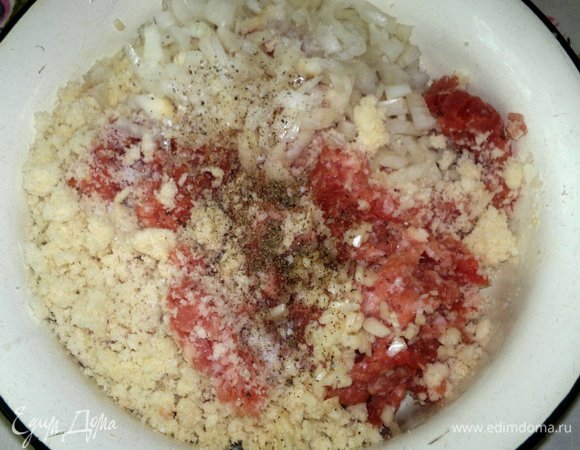 К фаршу (у меня свино-говяжий) добавить лук, чеснок, хлебные крошки, соль и перец по вкусу.