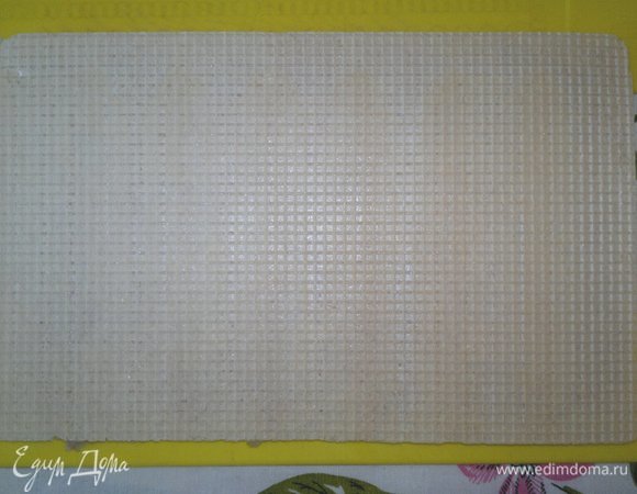 Фарш накрыть вторым вафельным коржом, слегка прижимая по всей поверхности. Так же поступить с остальными коржами (5 шт.) и фаршем.