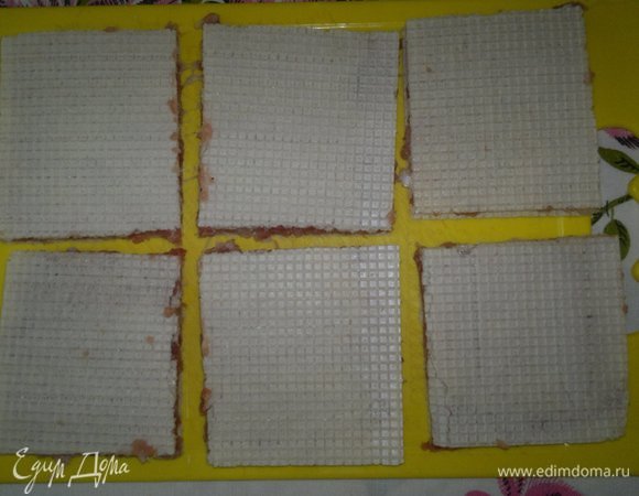 Каждую вафельную заготовку с фаршем разрезать на 6 одинаковых кусочков. Чтобы кусочки все были одинаковыми, можно воспользоваться линейкой.