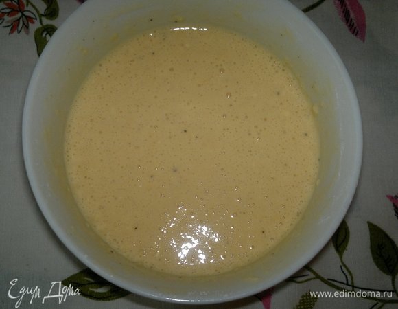 Приготовить кляр. Для этого соединить яйца, майонез, муку, соль и перец по вкусу. Тщательно размешать кляр венчиком, чтобы не было комочков.