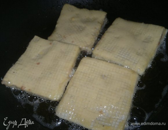 Каждую вафельную лепешку с фаршем окунуть в кляр. Кляр должен покрывать заготовку тонким слоем, много его не нужно. Излишки убрать кисточкой. Выкладывать лепешки в разогретое растительное масло. Обжарить с одной стороны до румяной корочки.