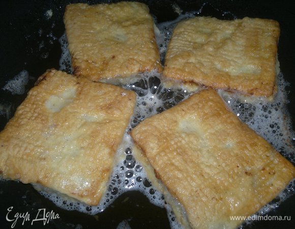 Перевернуть лепешки на другую сторону и так же обжарить до румяности. Убавить огонь, накрыть крышкой и готовить еще 1–2 мин. Выложить лепешки на бумажное полотенце для впитывания излишков масла. 