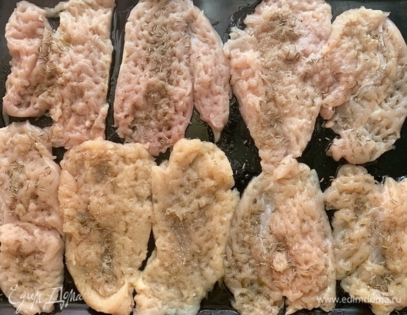 Филе нарезать на порционные кусочки, хорошо отбить. Добавить соль, перец, тмин, сок одного лимона. Смазать противень оливковым маслом. Разогреть духовку до 190°C.