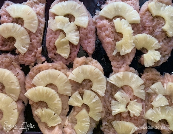 Ананасы лучше брать свежие, но у меня сегодня консервированные. Кольца делю пополам и кладу на филе.