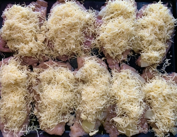 Сыр натираю на терке, кладу на отбивные. Ставлю в духовку на 20 минут.