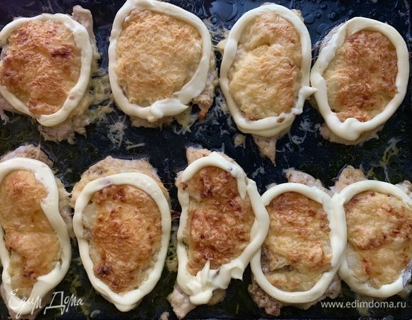 Вынуть из духовки, добавить майонез.