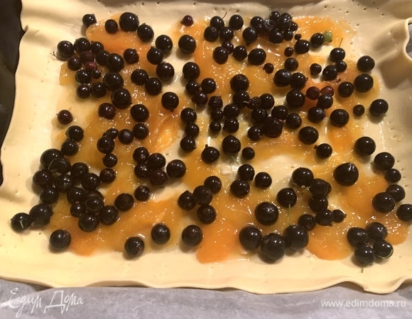 Джемом смазываю тесто сверху, выкладываю чернику.