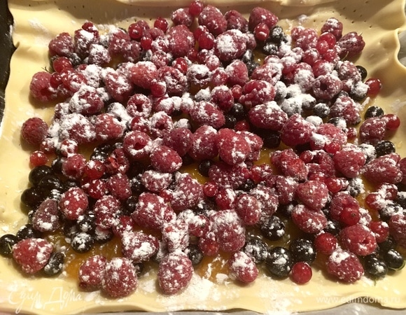 Затем идут малина и сахарная пудра.
