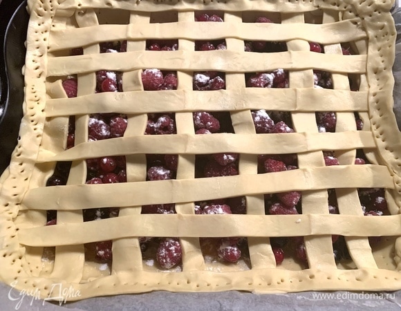 Разрезаю остаток теста на полоски и кладу их поверх ягод. Отправляю в духовку на 20–30 минут.
