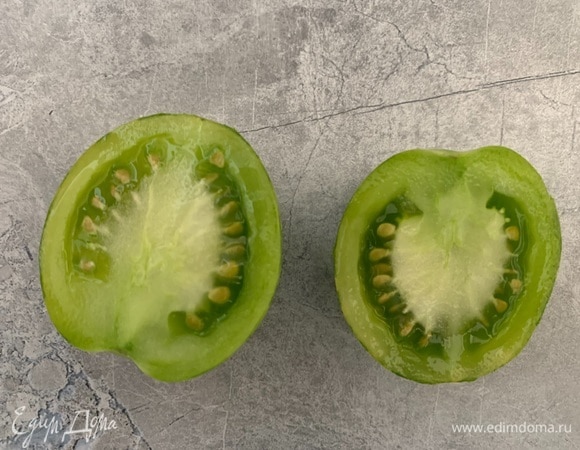 Нарезать помидоры, лук, перец.