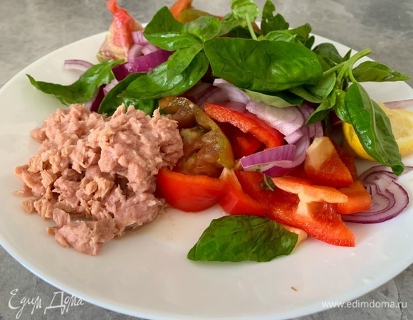 Открыть банку с тунцом, выложить содержимое к овощам, все хорошо полить соком лимона. В салате нет соли, но при желании можно ее добавить. Приятного аппетита!