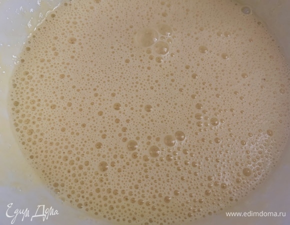 Духовку разогреть до 170°C. Все ингредиенты должны быть комнатной температуры. Яйца поместить в миску, хорошо взбить, добавить соль, сахар и продолжать взбивать до крепкой пены. 