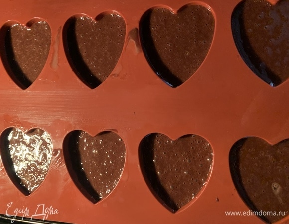 Разлить по формочкам. У меня силиконовые. Отправить в духовку на 6–7 минут.