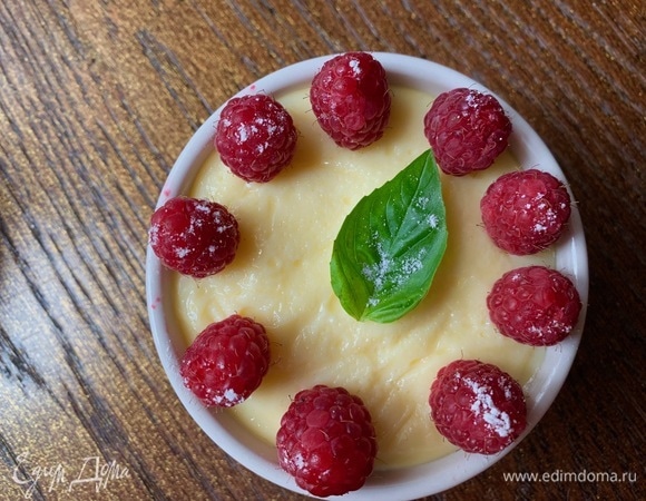 Охлажденный пудинг украсить ягодами. У меня малина.