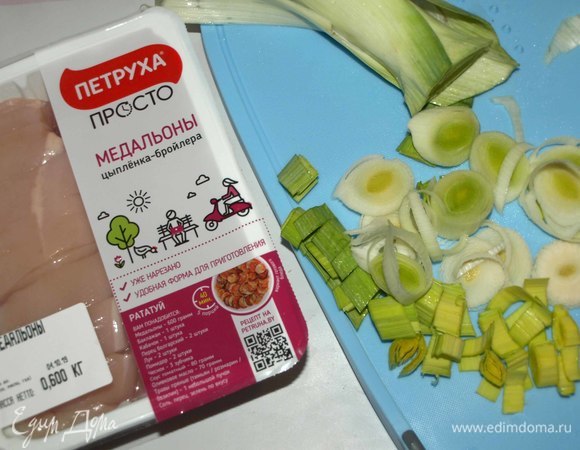 Лук-порей (только белая и светло-зеленая части) порезать, чеснок очистить и раздавить ножом.