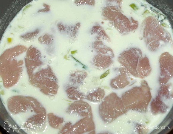 Опускаем медальоны в молоко, готовим 20–30 минут (зависит от размера). Если необходимо, то усиливаем или уменьшаем огонь, чтобы поддерживать температуру ниже первоначальной точки кипения (молоко не должно кипеть, только слегка булькать). Чем крупнее куски, тем дольше надо готовить.