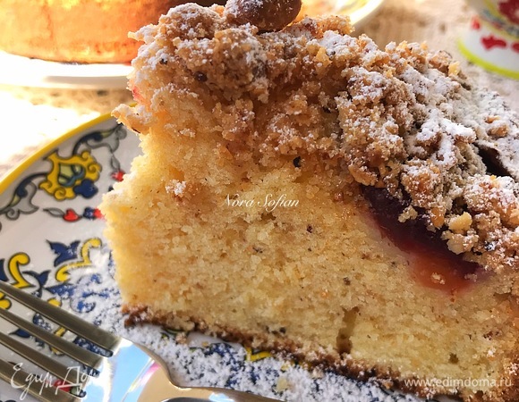 Готовый пирог достать из духовки, дать слегка остыть в форме (10–15 минут), а затем достать из формы и полностью остудить на решетке.