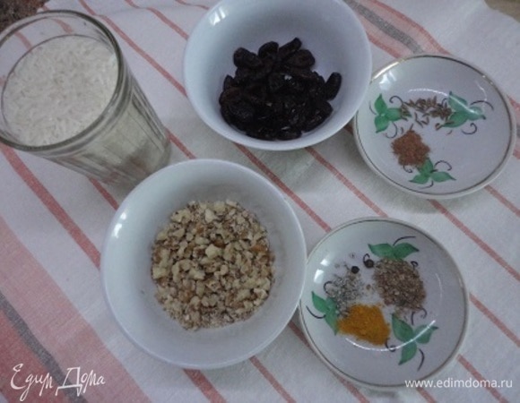 Рис промыть, орехи измельчить.