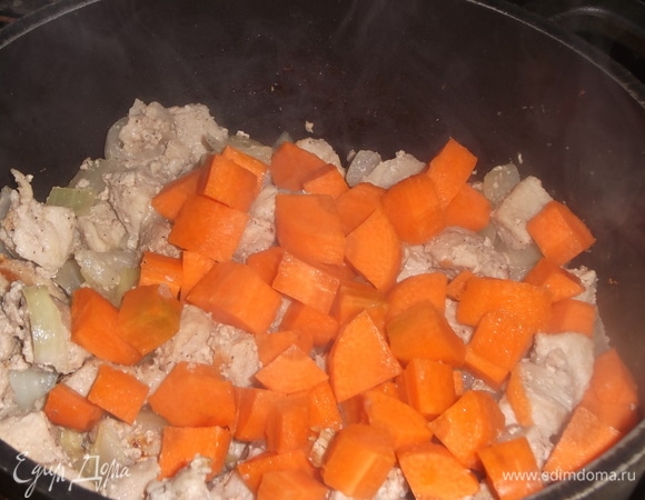 Всыпать нарезанную морковь. Залить стаканом воды. Тушить под крышкой 10 минут.