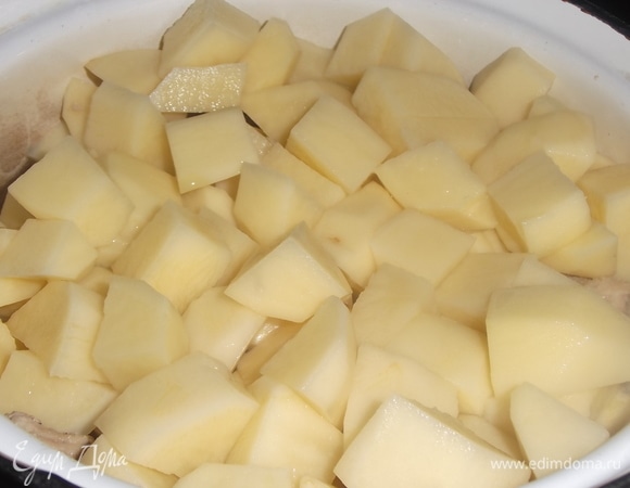 Почистить и нарезать картофель, добавить к овощам. Влить два стакана воды. Тушить под крышкой 10 минут.