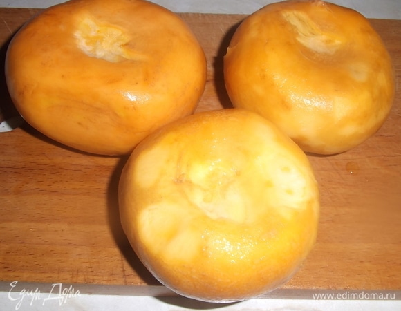 Репу вымыть. Снять ножом кожицу. Отрезать донце.