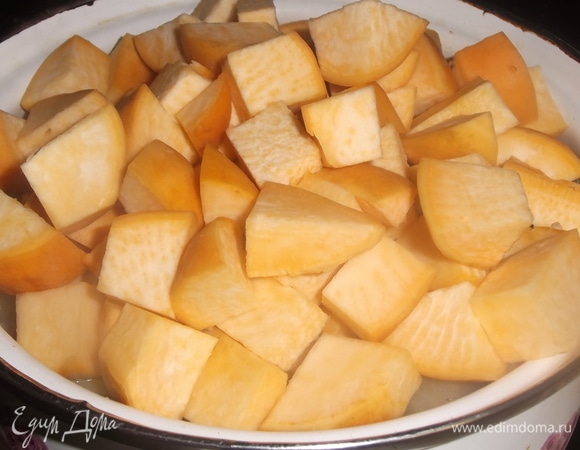 Порезать. Добавить в кастрюлю. Тушить под крышкой 10 минут.