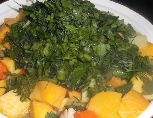 Всыпать измельченную зелень. Добавить соль по вкусу.