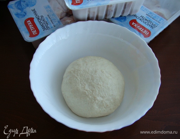 Замесить мягкое тесто. Миску смазать растительным маслом, поместить туда тесто, накрыв салфеткой. Поставить миску в теплое место минут на 40.