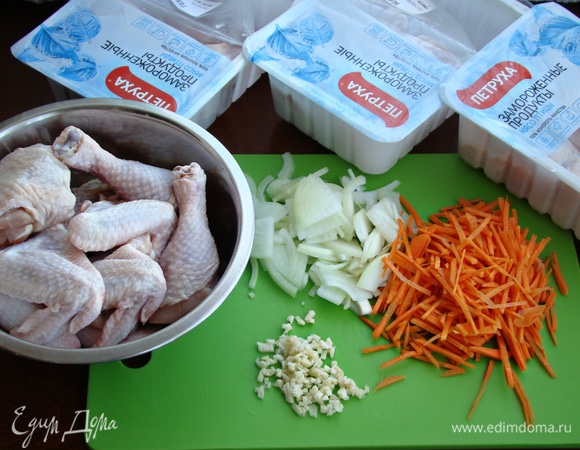 Куриное мясо промыть, просушить бумажным полотенцем. Лук нашинковать полукольцами, морковь — соломкой. Чеснок измельчить.