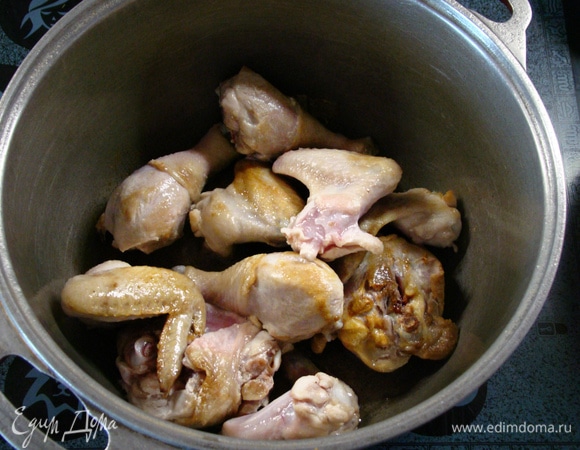 В казане разогреть небольшое количество растительного масла и обжарить до золотистого цвета куриные голени, бедра и крылышки ТМ «Петруха».