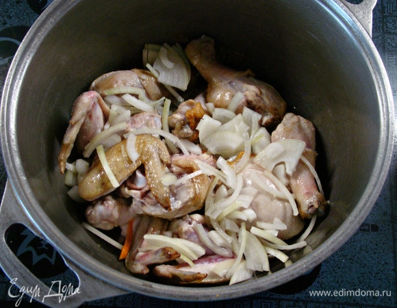 Всыпать половину нормы нашинкованного репчатого лука, перемешать и обжарить до золотистого цвета.