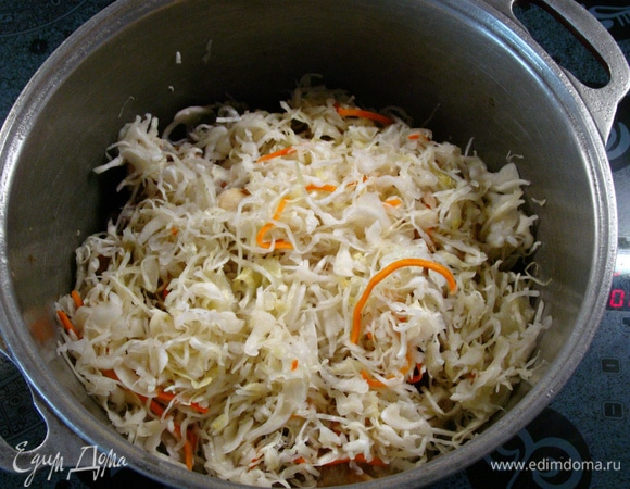 Добавить в казан квашеную капусту и, перемешав, слегка поджарить.