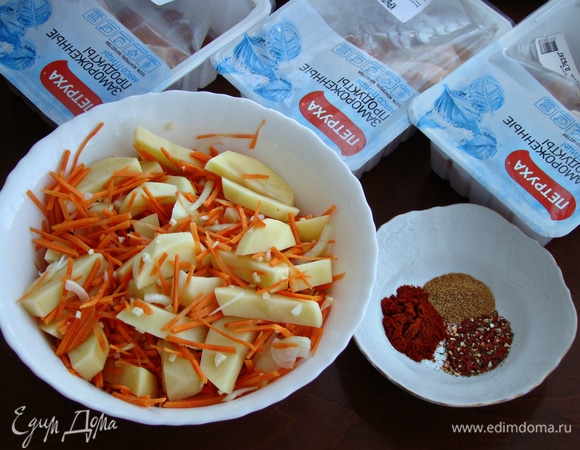 Картофель нарезать крупными ломтиками и перемешать с нашинкованной морковью и измельченным чесноком. Можно сразу перемешать со специями и с 1 ч. л. соли. Копченая паприка придала этому блюду особую изюминку — запах костра. А смесь приправ «Томаты, базилик и чеснок» в компании со смесью приправ для курицы привнесли свой неповторимый аромат и вкус.