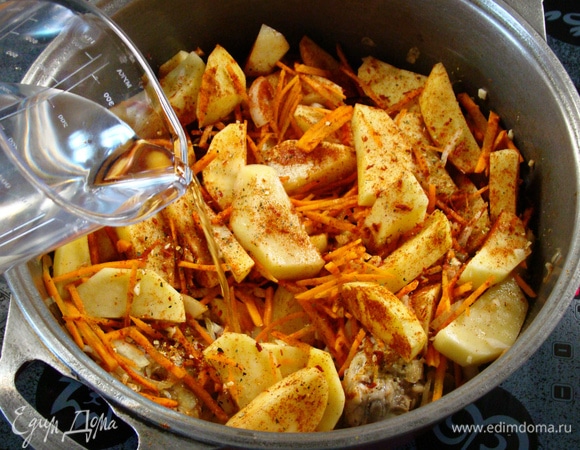 Выложить в казан картофель и влить воду. Воды необходимо добавить ровно столько, чтобы она едва показывалась сквозь картофель, потому что штрудли должны готовиться на пару. Все аккуратно перемешать и, накрыв крышкой, довести до кипения. Убавив огонь, дать потомиться минут 10–15.