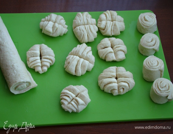 Рулеты нарезать на одинаковые кусочки по 3 см. Штрудли можно оставить в виде рулетов, но можно и сделать в виде цветка с помощью деревянной палочки для суши, нажав посередине сначала вдоль, а затем поперек.