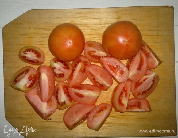 Помидоры вымыть, нарезать на четвертинки.
